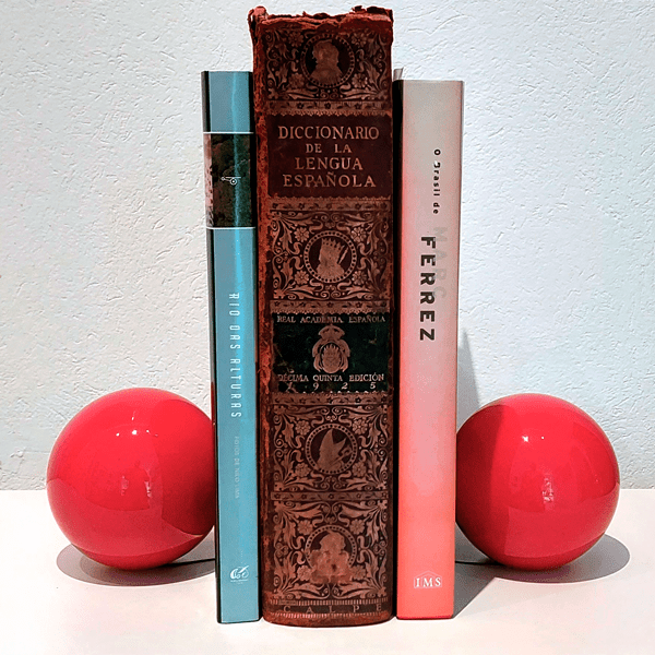 Suporte de Livros com bola de vidro soprado com técnica de Murano na cor vermelha.