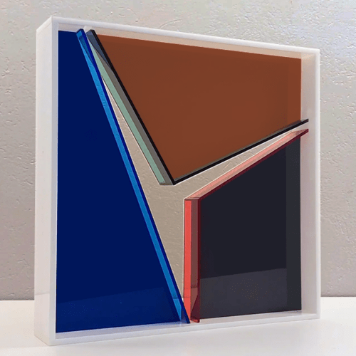 Escultura Módulo de acrílico série Energia #1, coleção Romildo Silva Fº. Elaborado em acrílico translúcido azul claro, verde, vermelho e em acrílico opaco grafite, azul bic e âmbar.