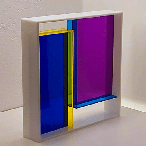 Escultura Módulo de acrílico série Android #11, coleção Romildo Silva Fº. Elaborado em acrílico translúcido roxo, azul claro, azul escuro e amarelo. Moldura em acrílico branco.