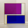 Escultura Módulo de acrílico série Android #11, coleção Romildo Silva Fº. Elaborado em acrílico translúcido roxo, azul claro, azul escuro e amarelo. Moldura em acrílico branco.