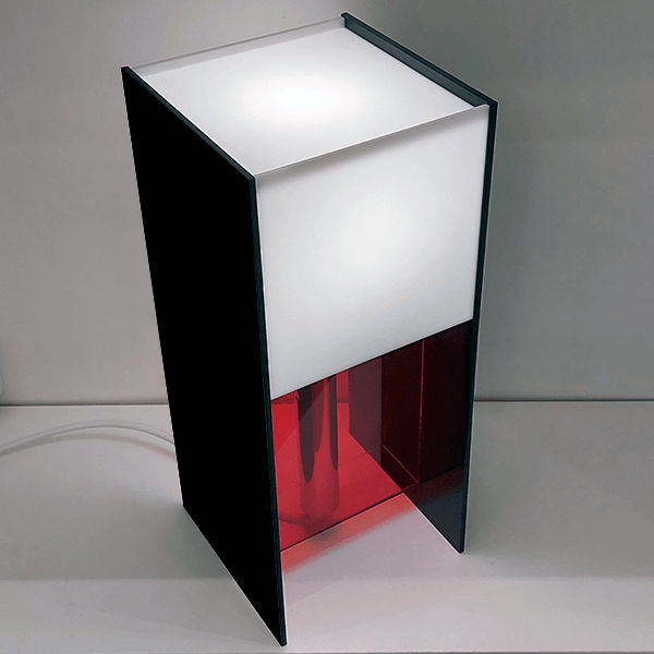 Produzida em acrílico brilhante – preto e branco com base em acrílico translúcido vermelha e tubo de alumínio polido