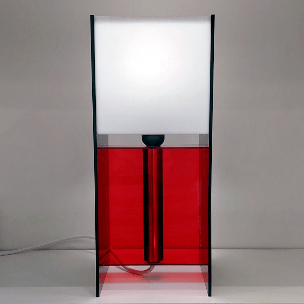 Produzida em acrílico brilhante – preto e branco com base em acrílico translúcido vermelha e tubo de alumínio polido