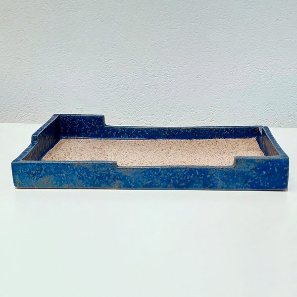 Bandeja em cerâmica de alta temperatura com esmalte azul e incolor. Coleção exclusiva Romildo Silva Filho.