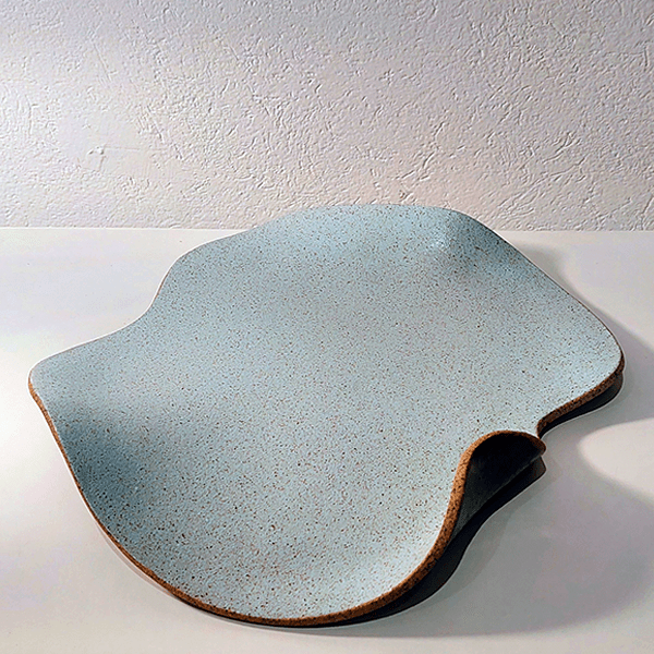 Centro de mesa em cerâmica Lagoa, elaborado em argila tabaco com esmalte azul celeste e bronze.