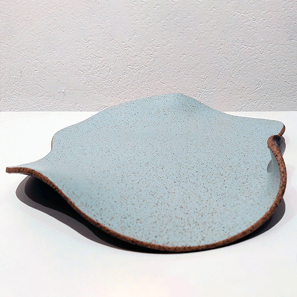 Centro de mesa em cerâmica Lagoa, elaborado em argila tabaco com esmalte azul celeste e bronze.