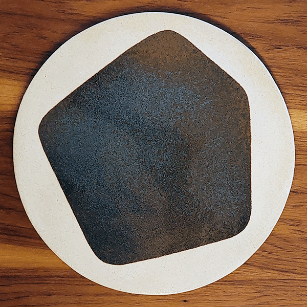 Prato em cerâmica Pool 01 para frios e queijos elaborado com argila Shiro e esmalte aço corten.