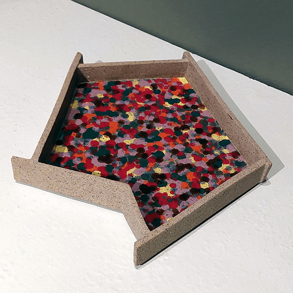 Travessa Cerâmica Base em argila tabaco com esmaltes coloridos padrão RSF-01.
