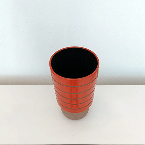 Vaso de cerâmica Gomos elaborado em alta temperatura com argila capuccino e acabamento em esmalte laranja.