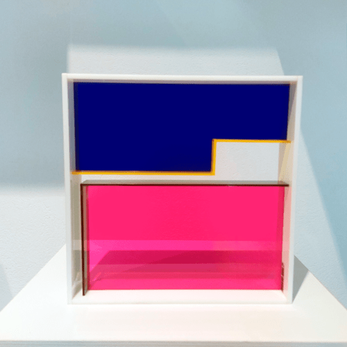 Escultura Módulo de acrílico série Android #15, coleção Romildo Silva Fº. Elaborado em acrílico translúcido rosa, amarelo, azul e verde.