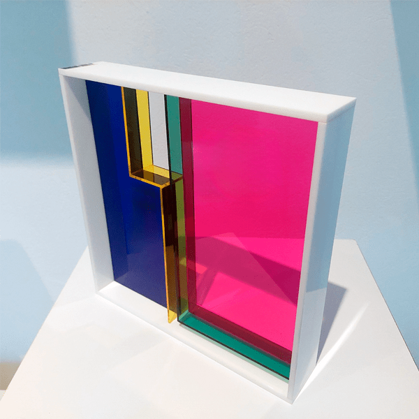 Escultura Módulo de acrílico série Android #15, coleção Romildo Silva Fº. Elaborado em acrílico translúcido rosa, amarelo, azul e verde.