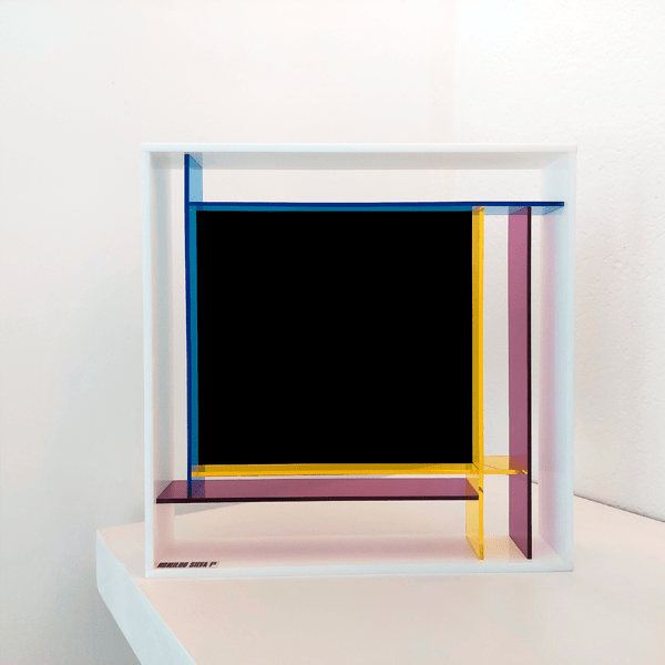 Escultura Módulo de acrílico série Galeria #01, coleção Romildo Silva Fº. Elaborado em acrílico translúcido amarelo, roxo e azul e acrílico brilhante preto. 