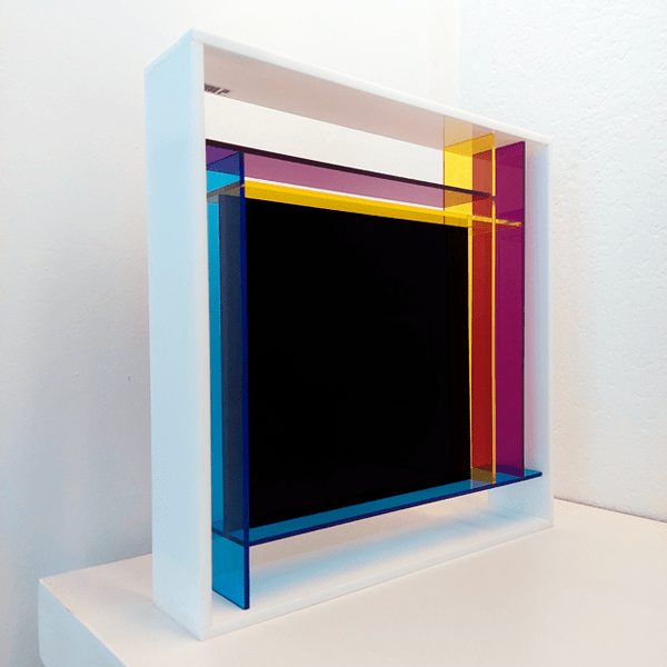 Escultura Módulo de acrílico série Galeria #01, coleção Romildo Silva Fº. Elaborado em acrílico translúcido amarelo, roxo e azul e acrílico brilhante preto. 