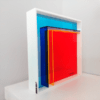 Módulo de acrílico série Spectrum - RSF 1.31. Elaborada em acrílico transparente nas cores azul, rosa e amarelo. Moldura em acrílico Branco. 